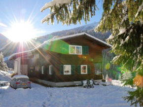 Beautiful and very luxurious chalet in walking and skiing area Innerkrems